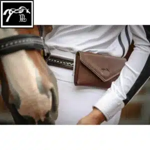 Pochette Téléphone Pénélope portée à la ceinture Cavalière portant la Pochette téléphone cuir Pénélope fixée à sa ceinture