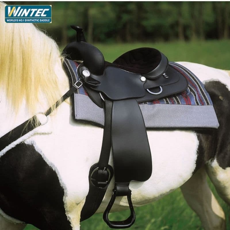 La Selle Western Wintec est une selle 100 % synthétique, cette selle est équipée d'un arçon type Rooper en fibre de verre garanti 5 ans.
Disponible en coloris noir, taille 15