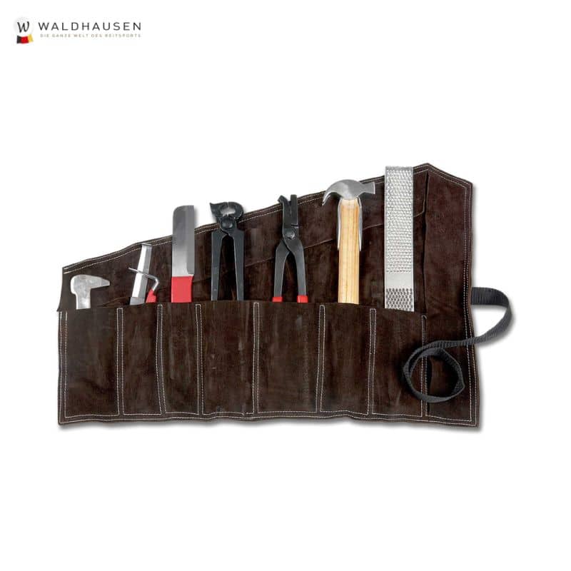 Kit de maréchalerie Waldhausen avec huit outils rangés dans un étui en cuir.