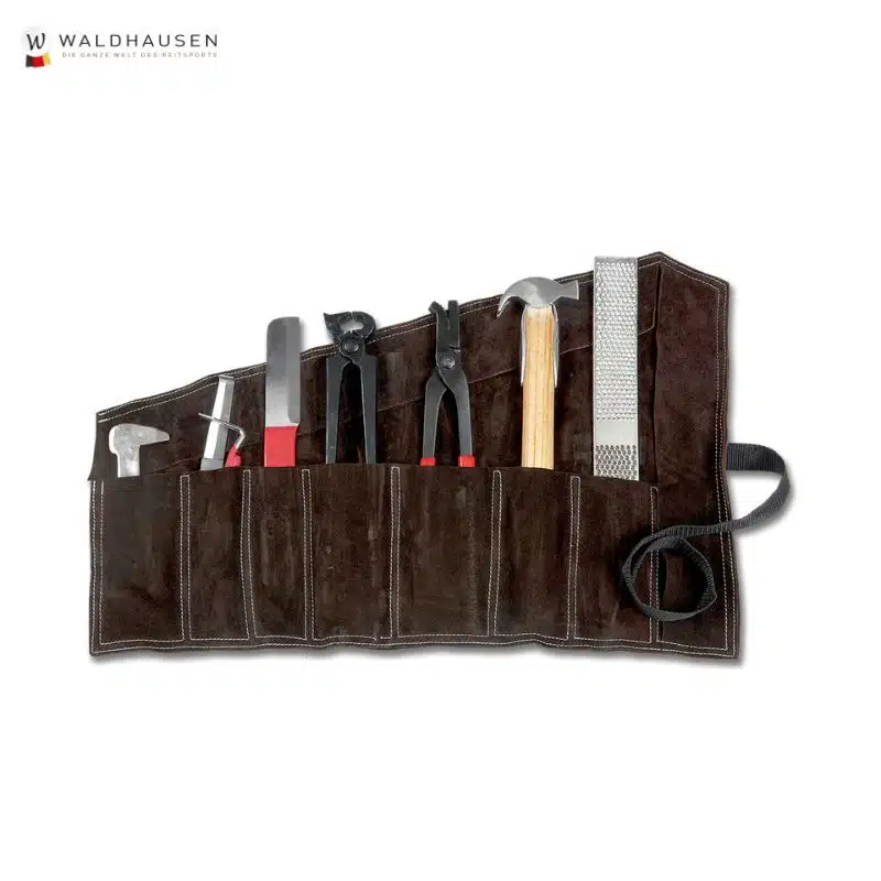 Kit de maréchalerie Waldhausen avec huit outils rangés dans un étui en cuir.