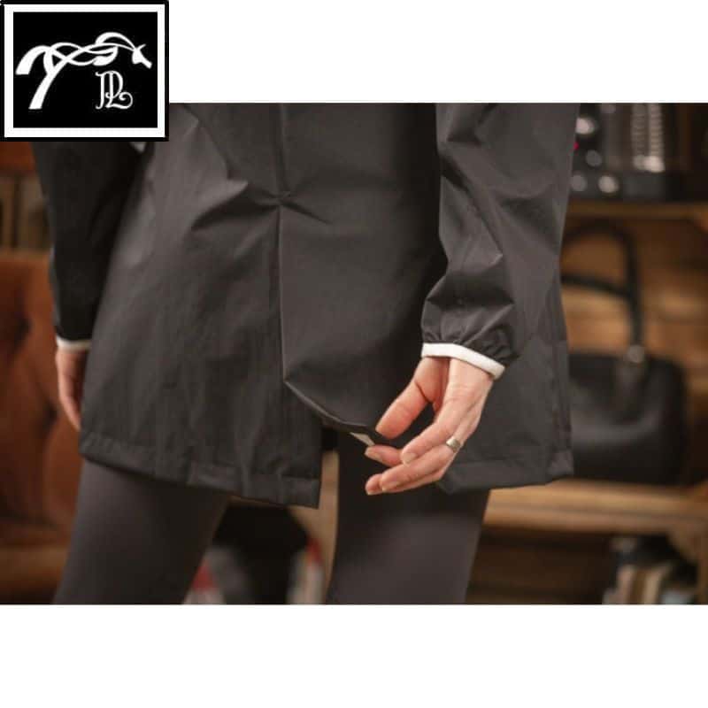 Imperméable mi-long _Fashion Rain_ arrière PENELOPE STORE SS24 Imperméable mi-long Fashion Rain fente arrière PENELOPE STORE SS24 Sellerie Equinoxe
