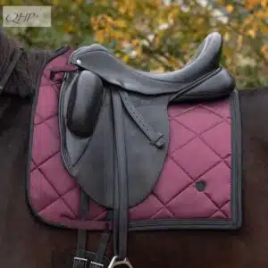 Tapis de dressage Zahra prune QHP AW25 3233 Wine red Sellerie Equinoxe Shop Fuveau