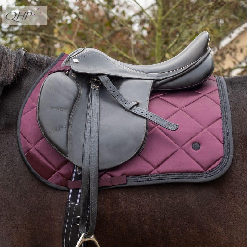 Tapis de selle Zahra prune QHP AW25 3233 Wine red Sellerie Equinoxe Shop Fuveau