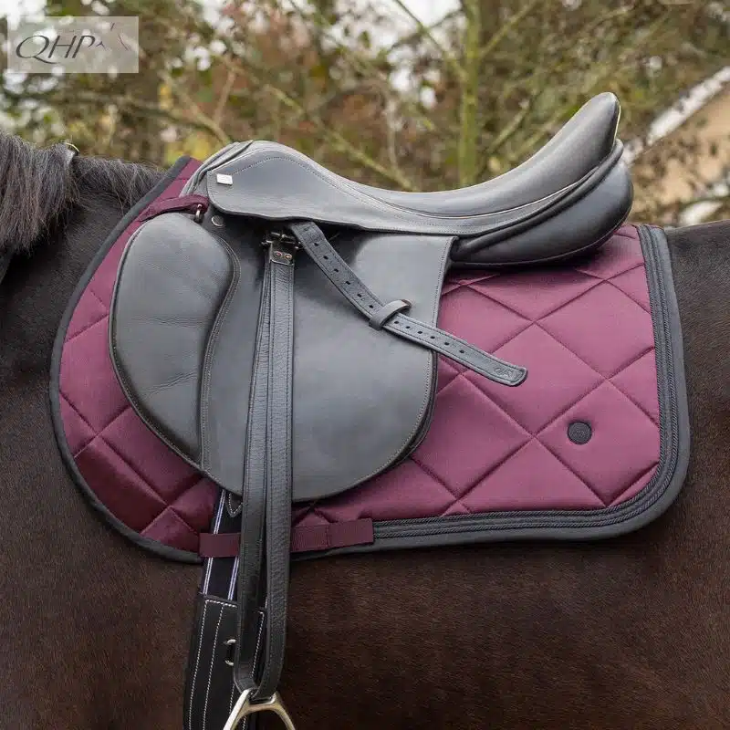 Tapis de selle Zahra prune QHP AW25 3233 Wine red Sellerie Equinoxe Shop Fuveau