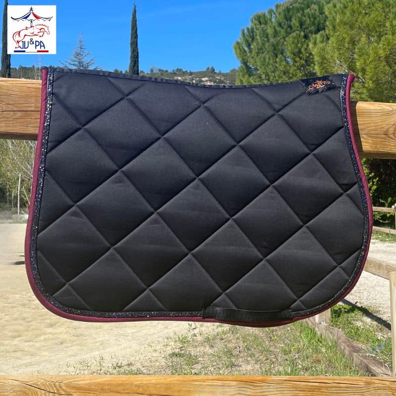 Tapis Ju et Pa Disco grande broderie noir bordeaux Sellerie Equinoxe