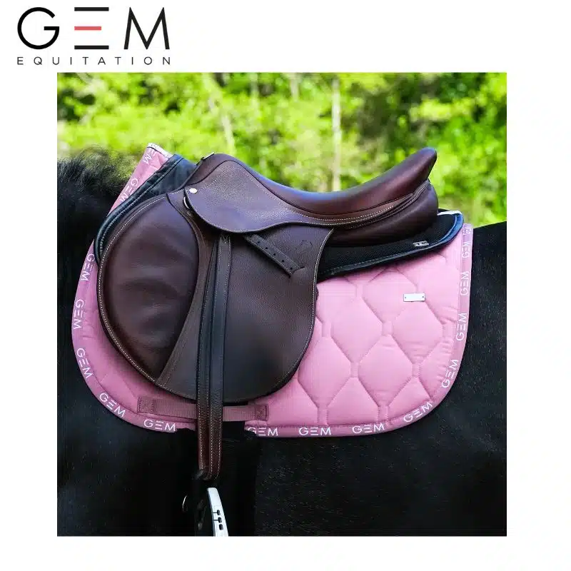 Tapis d équitation New Love rose bonbon GEM SS 2025 by Sellerie Equinoxe Shop Fuveau