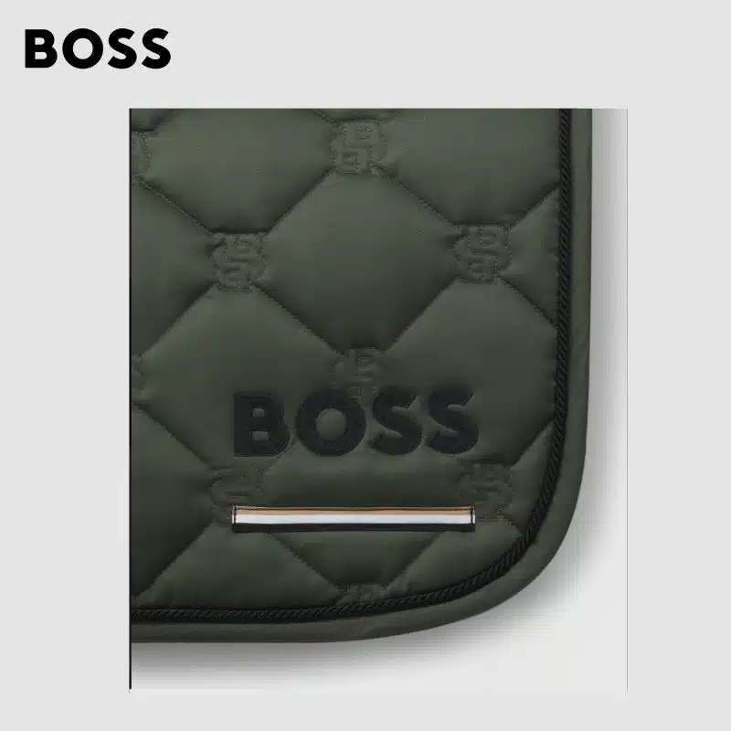 Tapis de selle TAPE PUMICE KAKI LOGO NOIR Hugo Boss Equestrian SS26 Sellerie Equinoxe Shop Fuveau