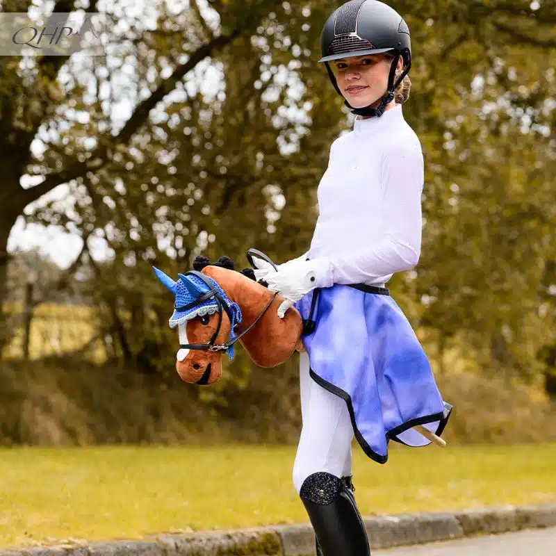 Bonnet bleu pour Hobby Horse QHP SS25 Sellerie Equinoxe Shop Fuveau