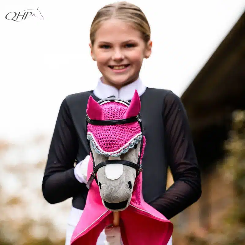 Bonnet rose pour Hobby Horse QHP SS25 Sellerie Equinoxe Shop Fuveau