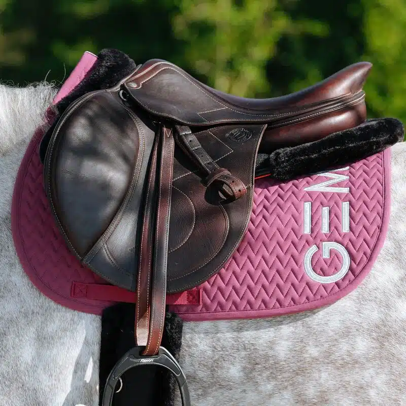 Tapis de selle GEM TEN rose framboise Spring Summer 2025 Sellerie Equinoxe Shop Fuveau Tapis de selle GEM TEN rose framboise Spring Summer 2025 Sellerie Equinoxe Shop Fuveau