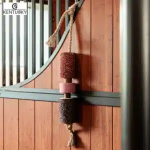 Jouet en bois relaxant pour cheval avec pierre à sel Kentucky Horsewear 52005 AIRWAYS Sellerie Equinoxe Fuveau