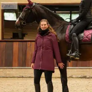 Parka d'hiver Maelynn prune avec capuche collection AW25 fente cavalière QHP 8883 Sellerie Equinoxe Shop Fuveau