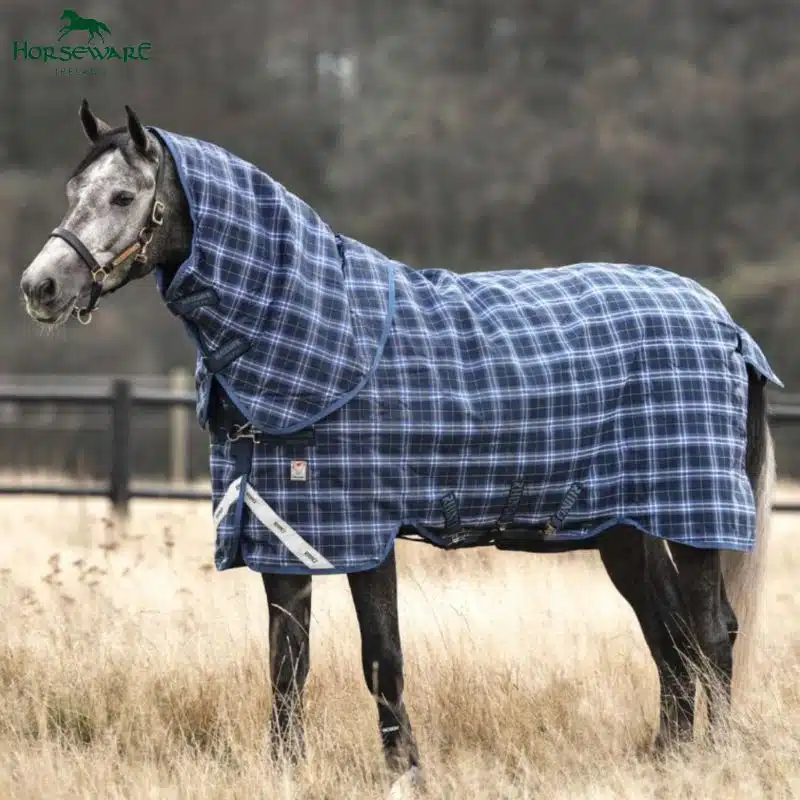 Couverture de paddock avec cou amovible Rhino Plus Vari-Layer heavy 450gr HORSEWARE AABPV4 marine à carreaux cheval AW25 Sellerie Equinoxe Shop Fuveau