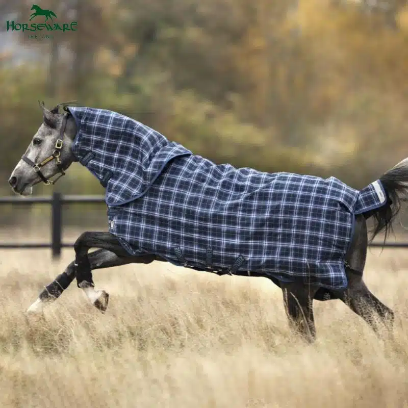 Couverture de paddock avec cou amovible Rhino Plus Vari-Layer heavy 450gr HORSEWARE AABPV4 marine à carreaux cheval Sellerie Equinoxe Shop Fuveau