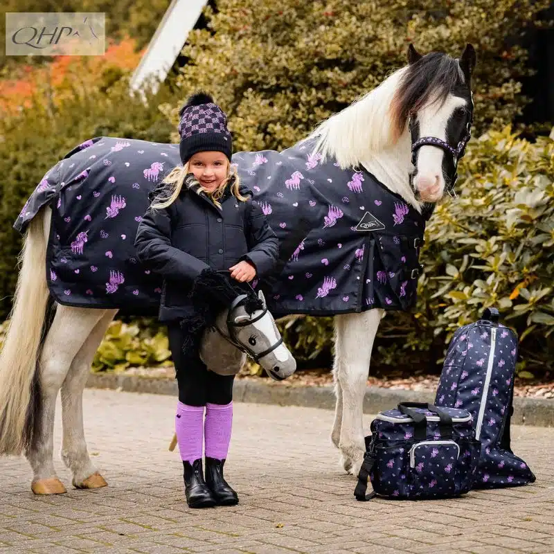 Couverture de paddock licorne turnout Lize 600D 100gr collection hiver 25 QHP 6390 Sellerie Equinoxe Shop Fuveau Couverture de paddock licorne turnout Lize 600D 100gr collection hiver 25 QHP 6390 Sellerie Equinoxe Shop Fuveau