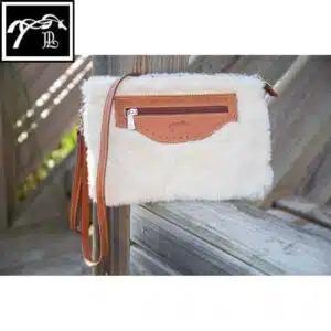 Détail cuir et fausse fourrure Détail cuir cognac et fausse fourrure crème Pochette Pénélope Emilie