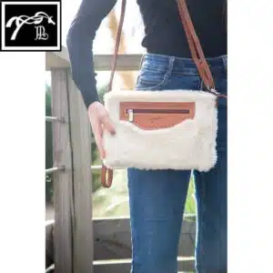 Pochette Pénélope Emilie Pochette Pénélope Emilie en cuir cognac et fausse fourrure crème