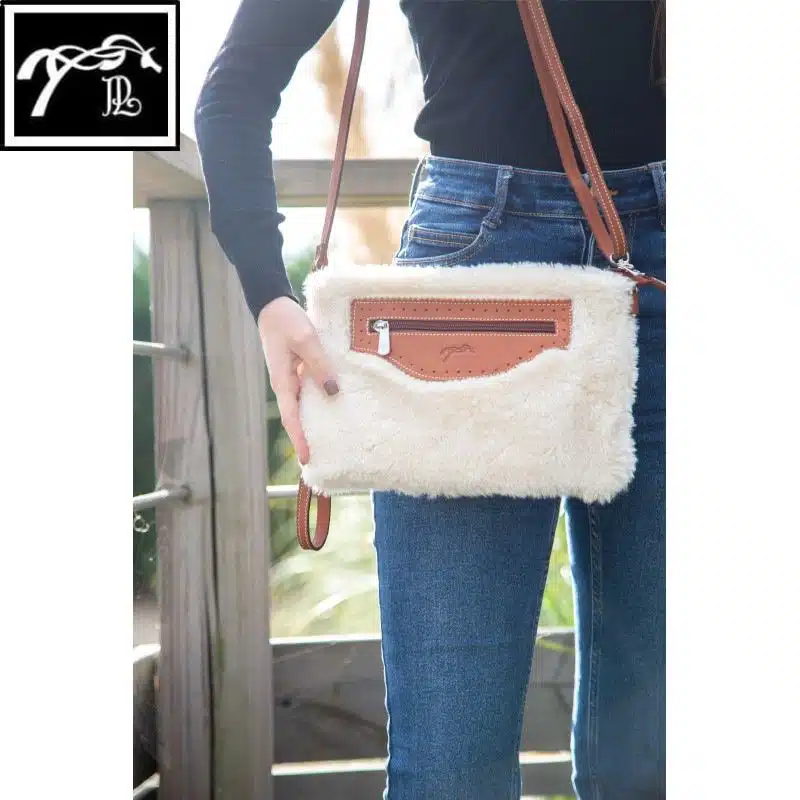 Pochette Pénélope Emilie en cuir cognac et fausse fourrure crème