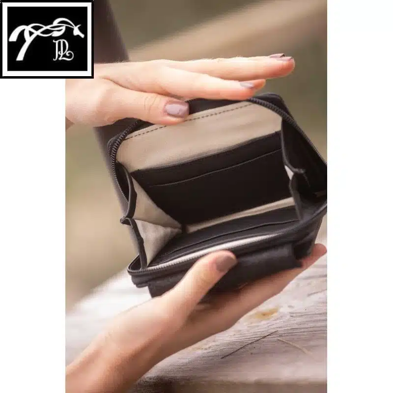 Porte Monnaie Clémence noir 936024002 PENELOPE COLLECTION LEPREVOST AW25 SELLERIE EQUINOXE SHOP Porte Monnaie Clémence noir 936024002 PENELOPE COLLECTION LEPREVOST AW25 SELLERIE EQUINOXE SHOP