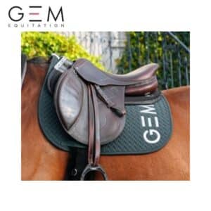 Tapis d'équitation GEM TEN Vert Sapin AW25 Sellerie Equinoxe Shop Fuveau Tapis d'équitation GEM TEN Vert Sapin AW25 Sellerie Equinoxe Shop Fuveau