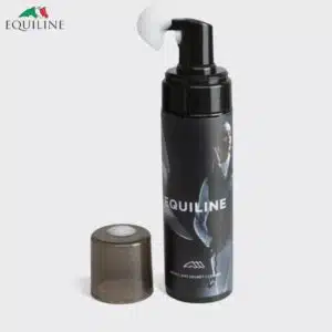 Spray nettoyant Equiline 200 ml – Mousse en application Mousse du spray nettoyant Equiline 200 ml pour casque et airbag d’équitation.