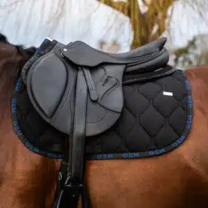 tapis d'équitation LOVE GEM noir bleu roi SS26 GEM Sellerie Equinoxe Shop Fuveau tapis d'équitation LOVE GEM noir bleu roi SS26 GEM Sellerie Equinoxe Shop Fuveau