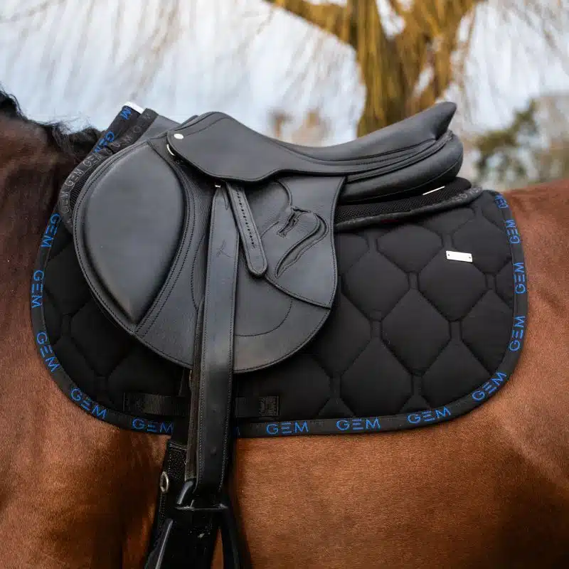 tapis d'équitation LOVE GEM noir bleu roi SS26 GEM Sellerie Equinoxe Shop Fuveau