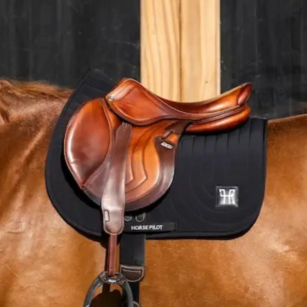 TAPIS DE SELLE EQUITATION MIXTE ERGONOMIQUE noir cheval HP Horse Pilot TAP025 Sellerie Equinoxe Shop