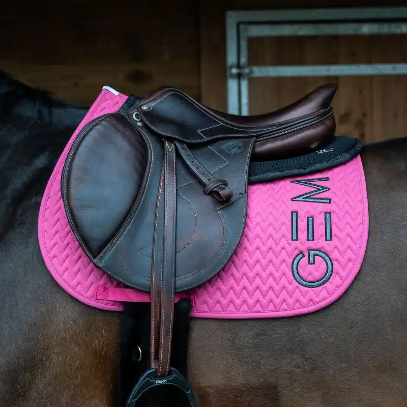 tapis d'équitation TEN rose noir SS26 GEM Sellerie Equinoxe Shop Fuveau