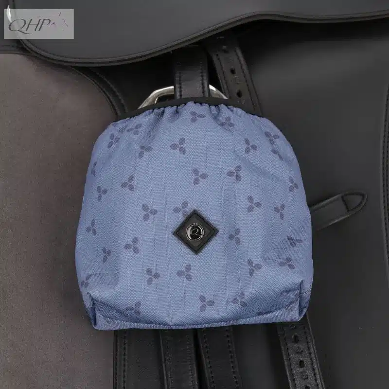 Couvres étriers Collection QHP SS26 5642 BLEU GRIS MISTY BLUE Sellerie Equinoxe Shop Fuveau