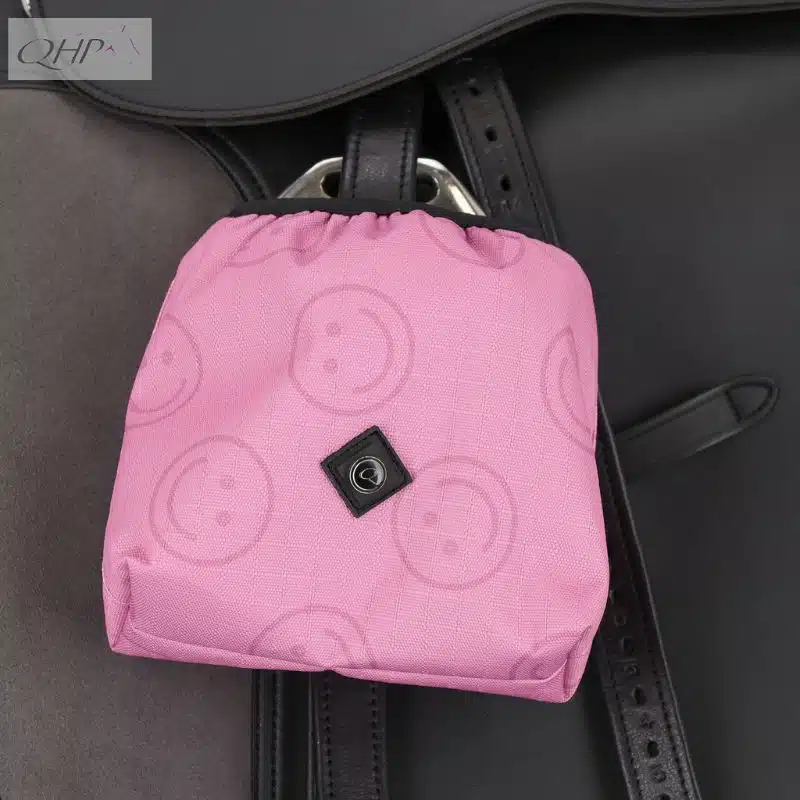 Couvres étriers Collection QHP SS26 5642 ROSE CHEERY PINK SMILE Sellerie Equinoxe Shop Fuveau