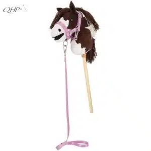 Set Licol et longe pour Hobby Horse QHP Collection SS26 Rose Cheery pink Sellerie Equinoxe Shop Set Licol et longe pour Hobby Horse QHP Collection SS26 Rose Cheery pink Sellerie Equinoxe Shop