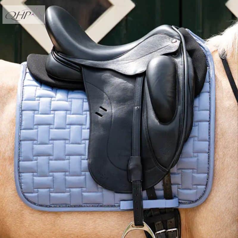 Tapis de dressage CSO Aubree COLLECTION MYSTY BLUE reference 3245 QHP SS26 Sellerie Equinoxe Shop Fuveau