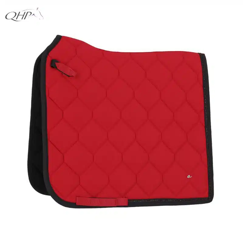 Tapis de dressage CSO Oakleigh COLLECTION SUNSET RED ROUGE reference 3246 QHP SS26 Sellerie Equinoxe Shop Tapis de dressage CSO Oakleigh COLLECTION SUNSET RED ROUGE reference 3246 QHP SS26 Sellerie Equinoxe Shop