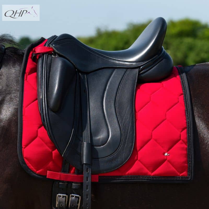 Tapis de dressage CSO Oakleigh COLLECTION SUNSET RED ROUGE reference 3246 QHP SS26 Sellerie Equinoxe Shop Fuveau