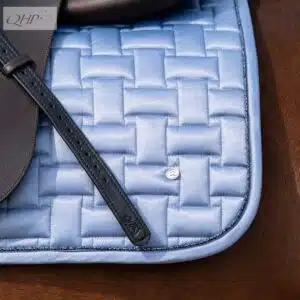 Tapis de selle mixte Aubree paillettes COLLECTION MYSTY BLUE reference 3245 QHP SS26 Sellerie Equinoxe Shop Fuveau Tapis de selle mixte Aubree paillettes COLLECTION MYSTY BLUE reference 3245 QHP SS26 Sellerie Equinoxe Shop Fuveau