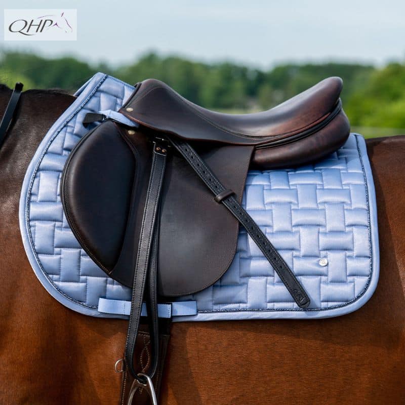 Tapis de selle mixte CSO Aubree COLLECTION MYSTY BLUE reference 3245 QHP SS26 Sellerie Equinoxe Shop Fuveau