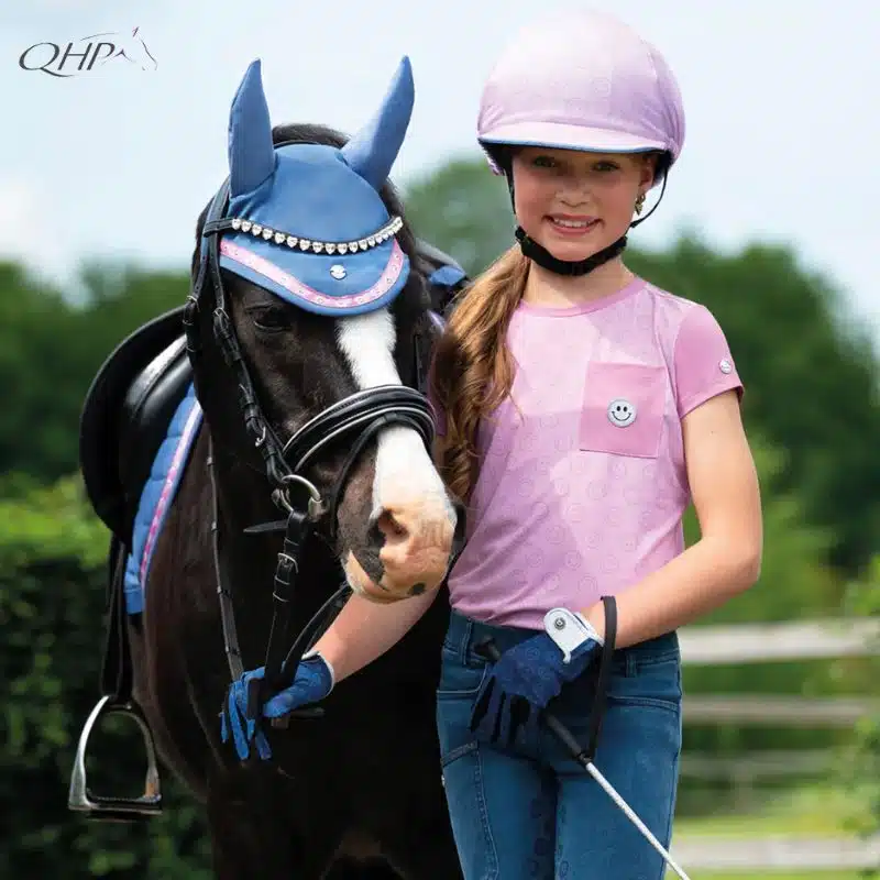 Toque pour casque Rosalynn QHP 5668 ROSE BLEU Collection SS26 Sellerie Equinoxe Toque pour casque Rosalynn QHP 5668 ROSE BLEU Collection SS26 Sellerie Equinoxe