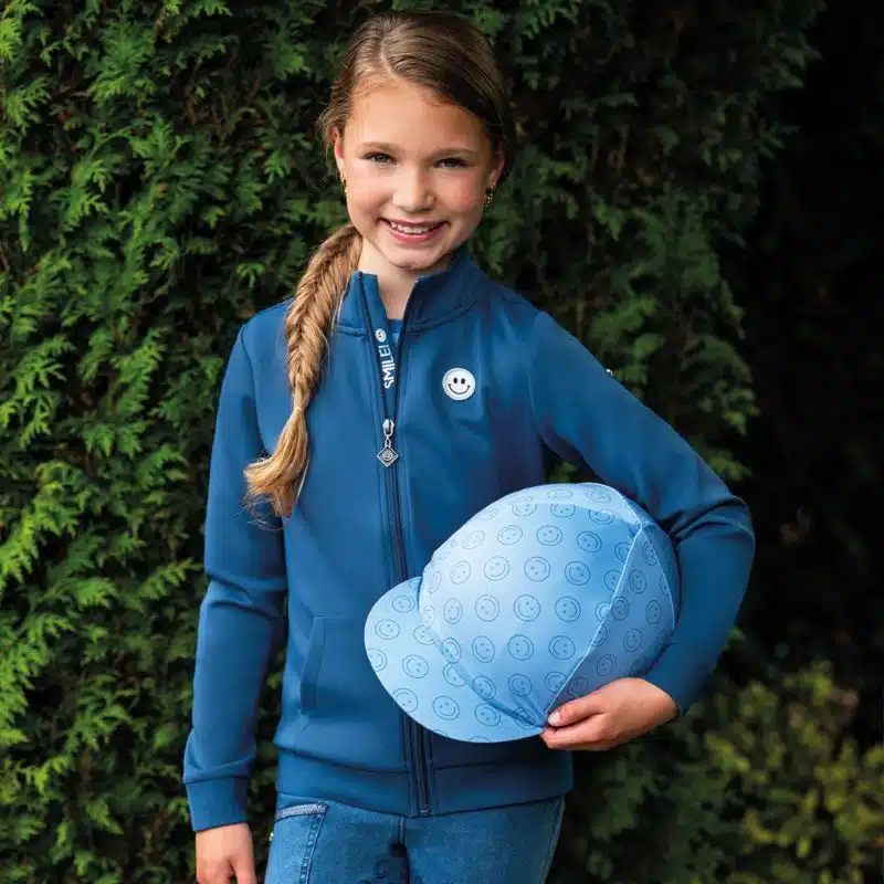 Toque réversible pour casque Rosalynn QHP 5668 BLEU ROSE Collection SS26 Sellerie Equinoxe Toque réversible pour casque Rosalynn QHP 5668 BLEU ROSE Collection SS26 Sellerie Equinoxe