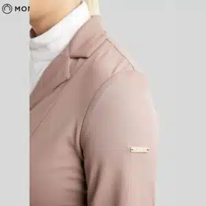 Veste de concours MoEverlisa COMB2630 Dame rose Blush SS26 MONTAR détail épaule Sellerie Equinoxe Shop Fuveau Veste de concours MoEverlisa COMB2630 Dame rose Blush SS26 MONTAR détail épaule Sellerie Equinoxe Shop Fuveau
