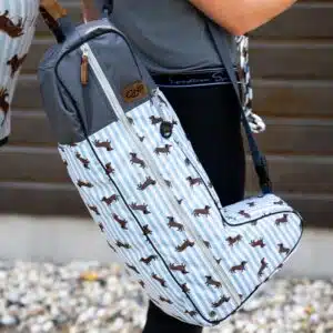 Sac à bottes Stable buddy Teckel Dachshund QHP 5683 SS26 Sellerie Equinoxe Shop Sac à bottes Stable buddy Teckel Dachshund QHP 5683 SS26 Sellerie Equinoxe Shop