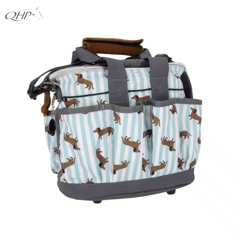 Sac à brosses Collection SS26 Stable buddy Dachshund Teckel QHP 5684 Sellerie Equinoxe Shop Sac à brosses Collection SS26 Stable buddy Dachshund Teckel QHP 5684 Sellerie Equinoxe Shop