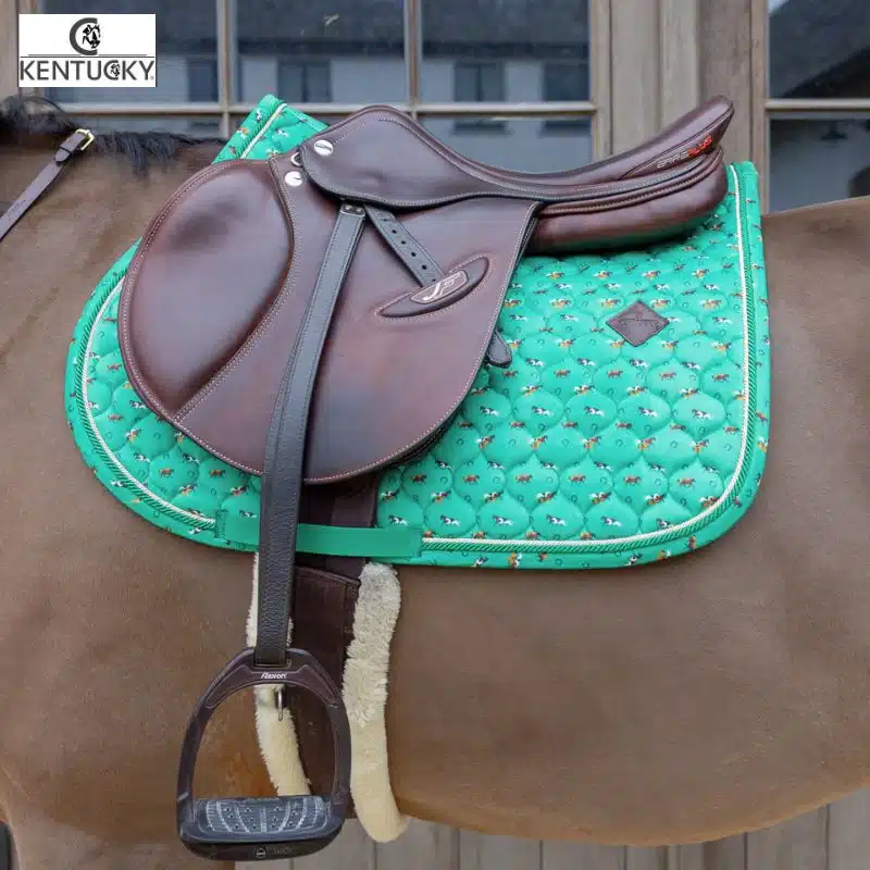 Le Tapis de Selle Velvet Horse Printing Jumping Vert KENTUCKY est un tapis d'équitation de forme Mixte/Jumping qui allie luxe, originalité et performance.