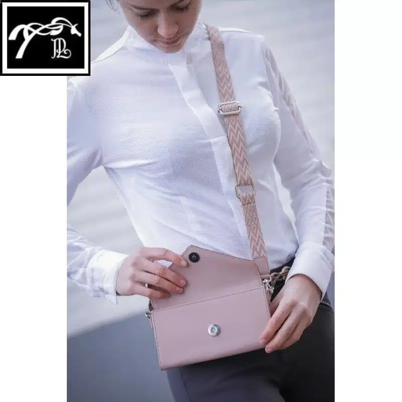 Pochette Téléphone Pénélope portée en bandoulière