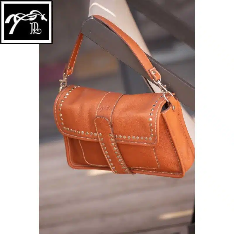 Sac à Main Pénélope Cavalia en cuir noir avec rabat clouté