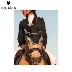 Bonnet personnalisé Equ'idées cheval photo du bonnet Equ'idées porté par un cheval en concours