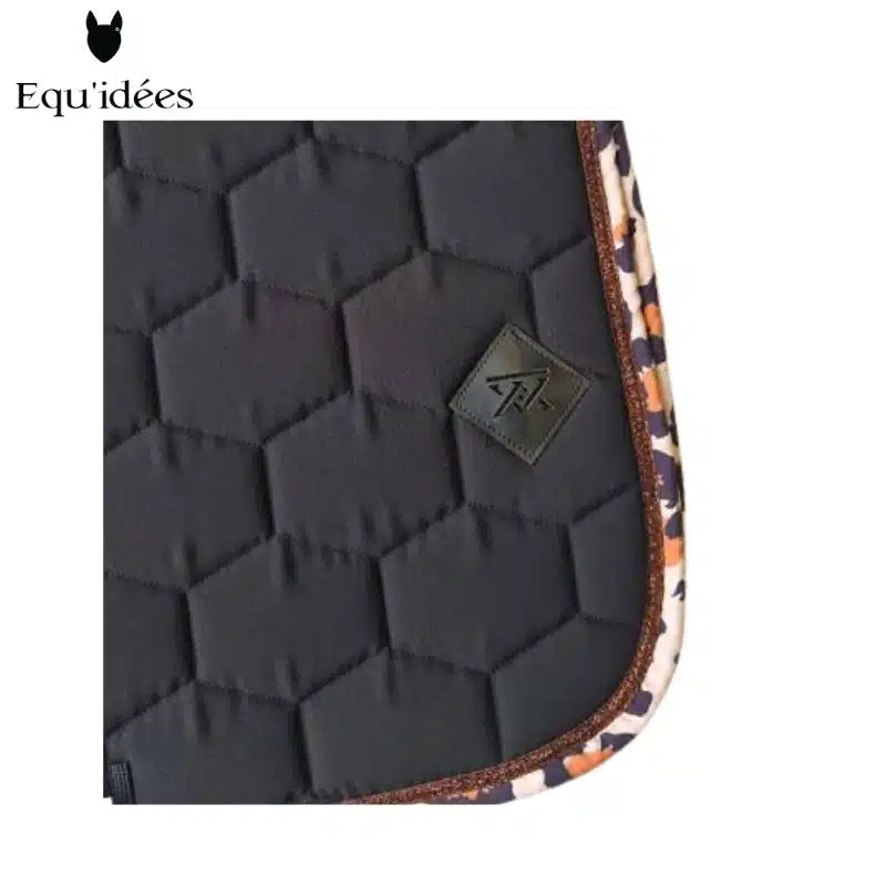 Vue rapproché du galon choco pailleté et de la bordure léopard pour le Tapis Léopard Oxxer Equ'idées Édition Automne 2025