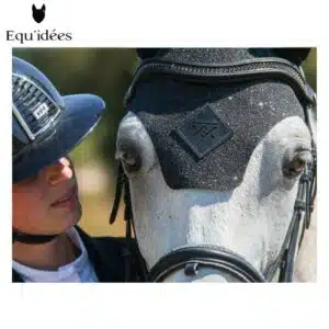 Equ'idées Collection limitée full paillettes cheval et poney gros plan sur le bonnet court noir full paillettes cheval
