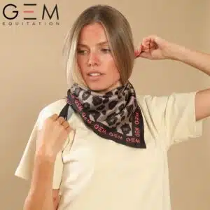 Foulard GEM léopard porté autour du cou foulard GEM léopard autour du cou