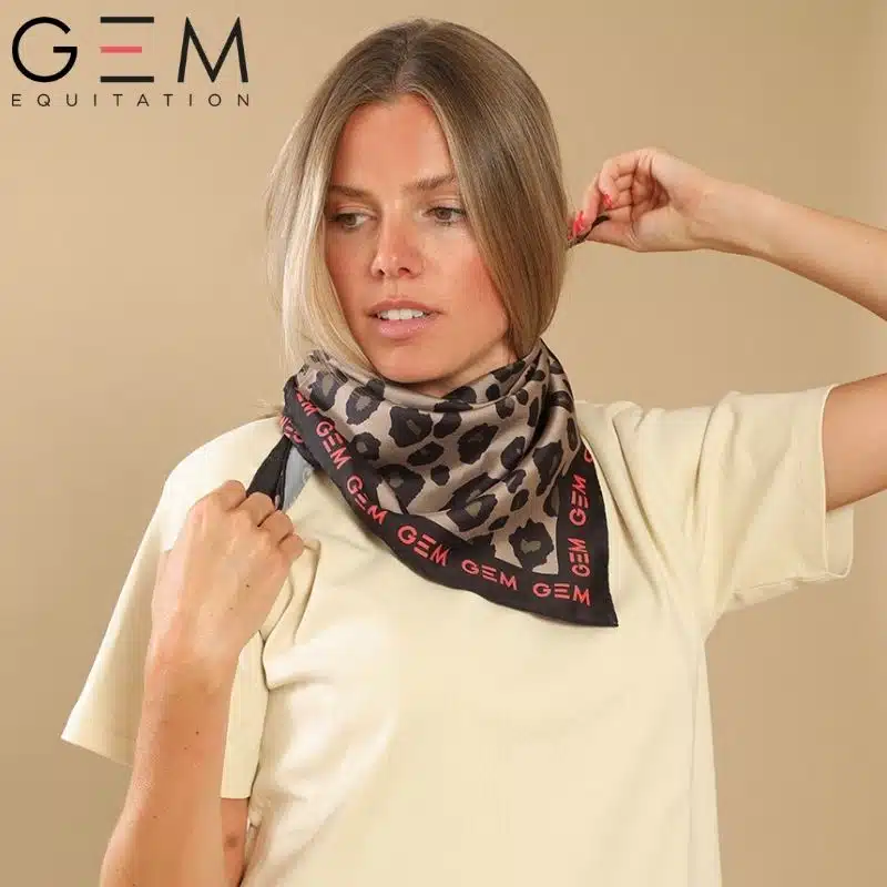 foulard GEM léopard autour du cou